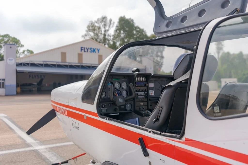 Vue cockpit avion léger formation PPL